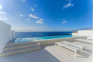 Seafront Luxury 3 Bedroom Villa - Santa Cruz (2)